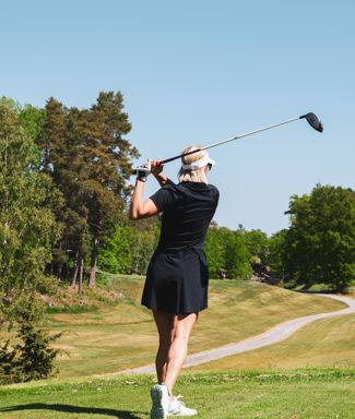 Spela golf på Smådalarö Golf
