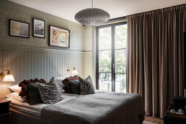 Vacker hotellrum i sobra färger