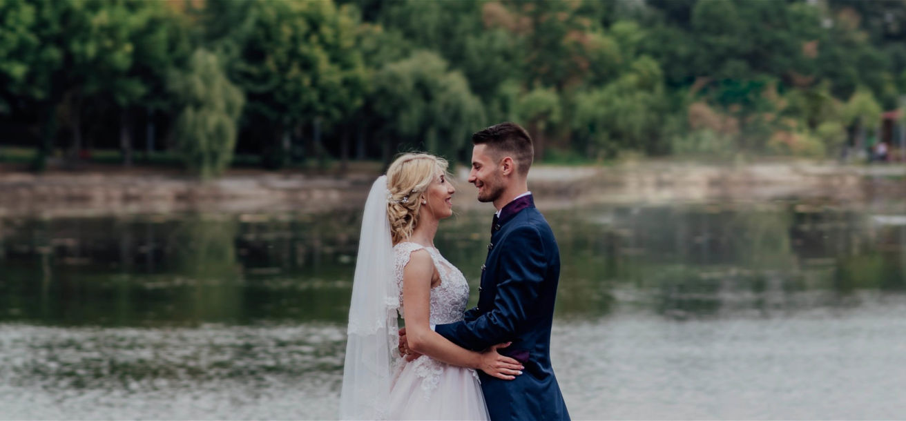 Bröllopspar framför vatten