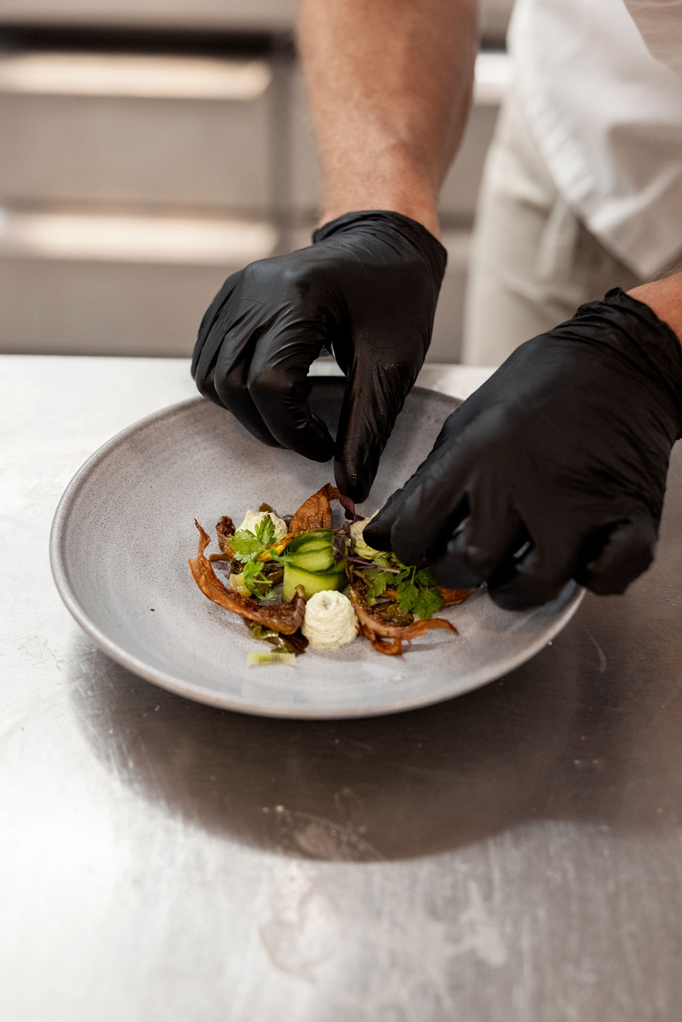 Lägger upp mat på en tallrik