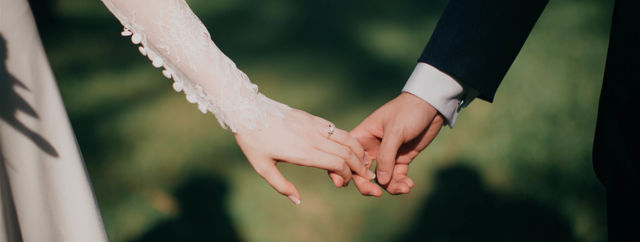 Bröllopspar håller hand