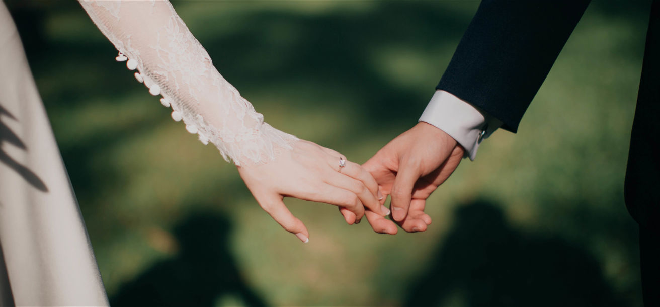 Bröllopspar håller hand