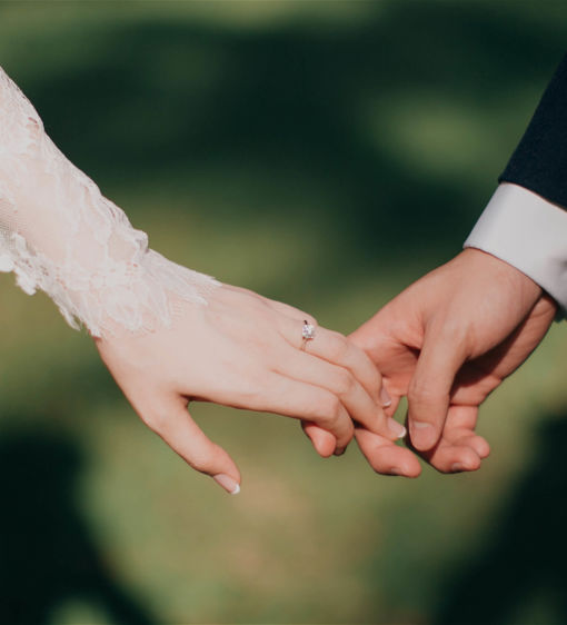 Bröllopspar håller hand