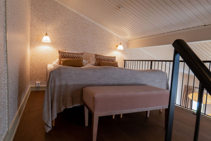 Dubbelsäng i sovrummet som är beläget en trappa upp i sviten