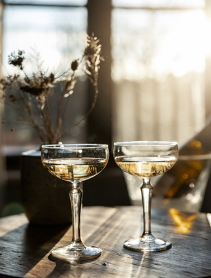 Två glas med champagne