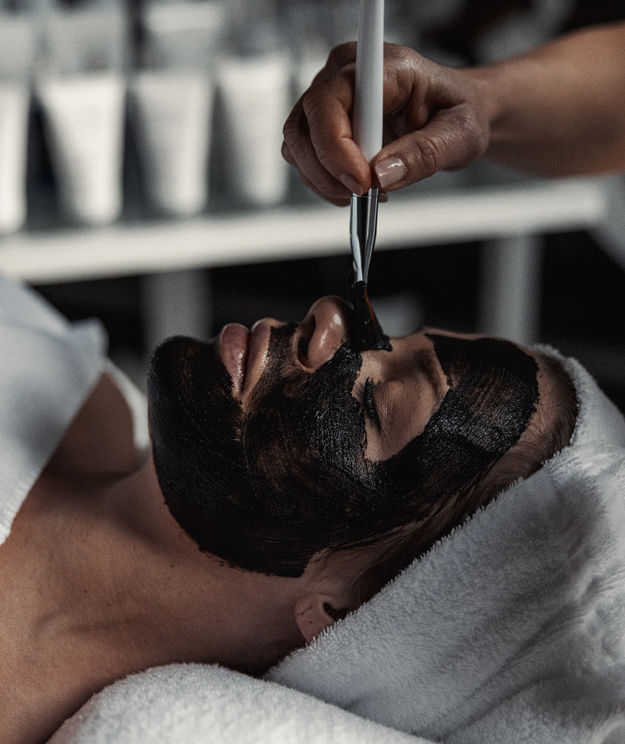 Spabehandling med ansiktsmask