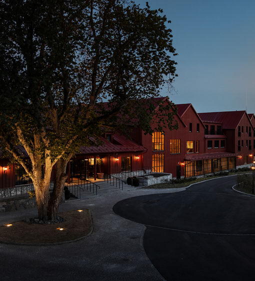 Smådalarö Gård en sommarkväll i skymningen