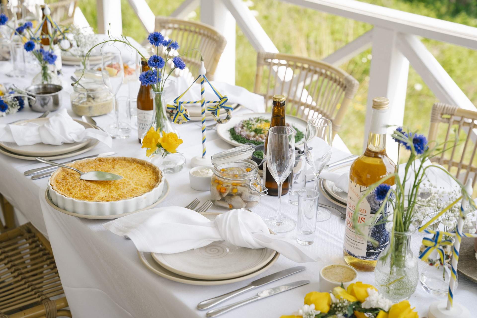Uppdukat bord med midsommarens läckerheter
