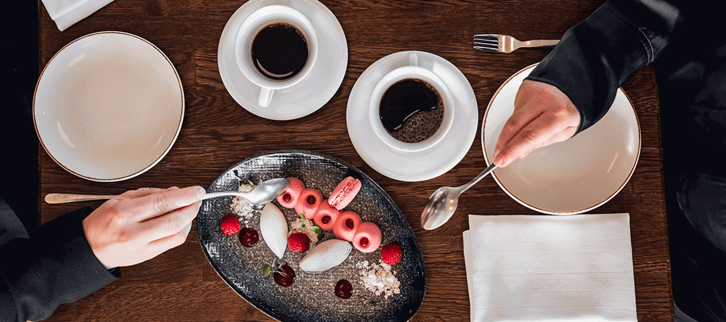 Efterrätt och kaffekoppar