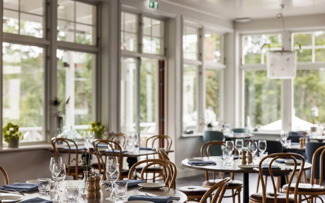 Dukade bord i restaurangens glasveranda