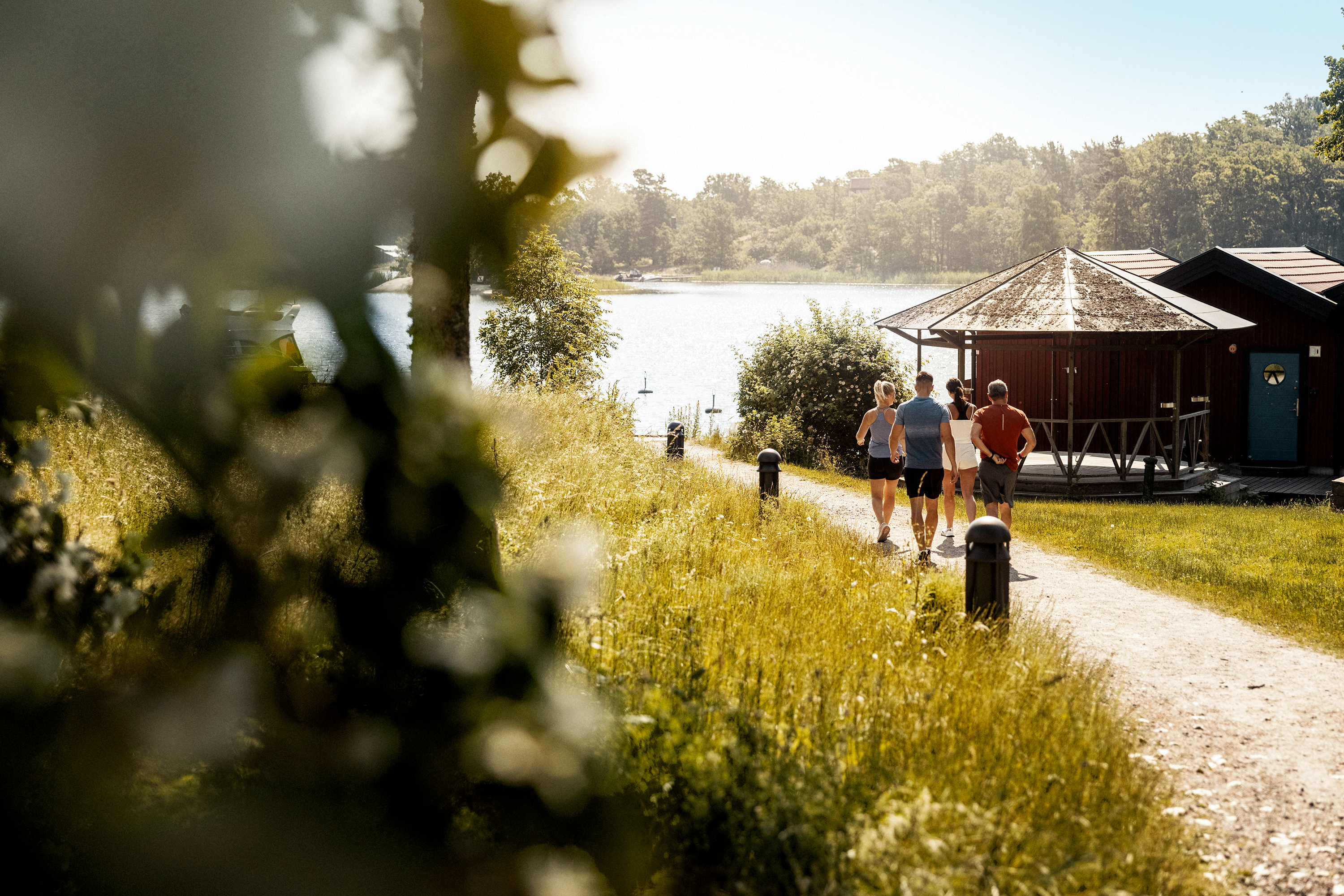 Tre människor går ner mot havet en sommardag