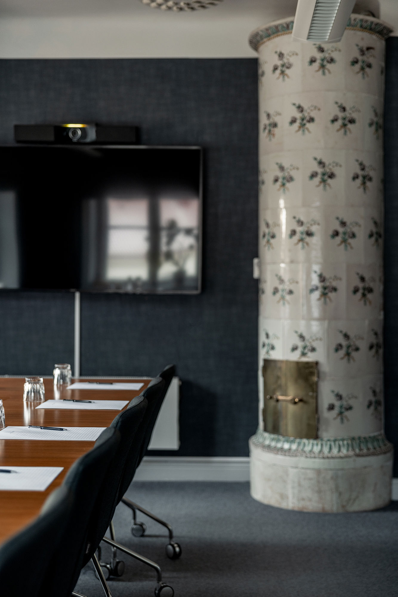 Konferensrum med vacker mönstrad kakelugn