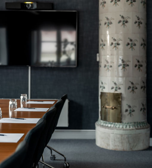 Konferensrum med vacker mönstrad kakelugn