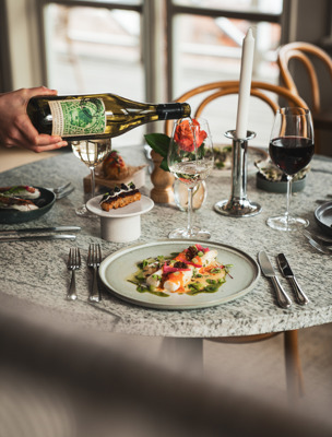 Vit sparris serveras med ett glas vitt vin