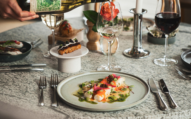 Vit sparris serveras med ett glas vitt vin