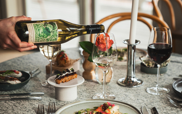 Vit sparris serveras med ett glas vitt vin