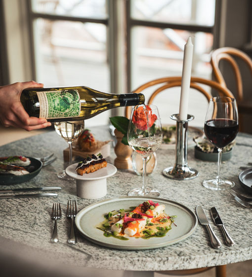 Vit sparris serveras med ett glas vitt vin