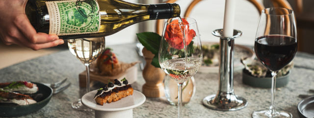 Vit sparris serveras med ett glas vitt vin