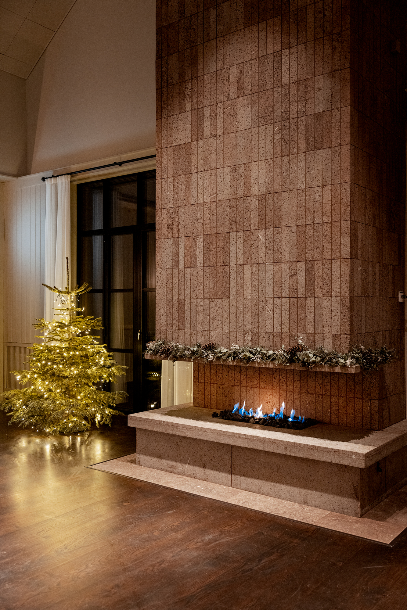 Julgran och öppen spis