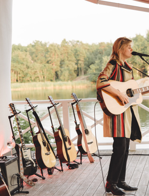 Artist spelar gitarr och sjunger på utomhusscen i skärgården