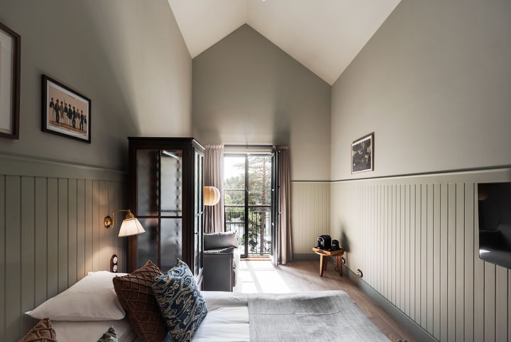 Rymligt hotellrum med privat balkong