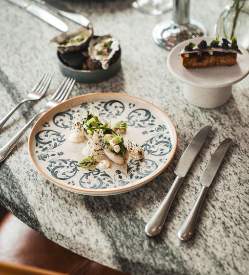 En förrätt på en mönstrad tallrik