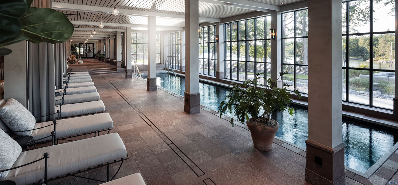 Stor inomhuspool i hotellets spa