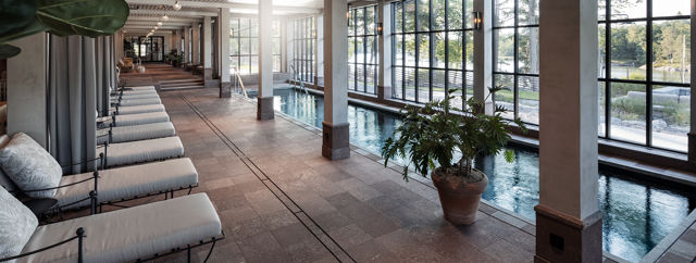 Stor inomhuspool i hotellets spa