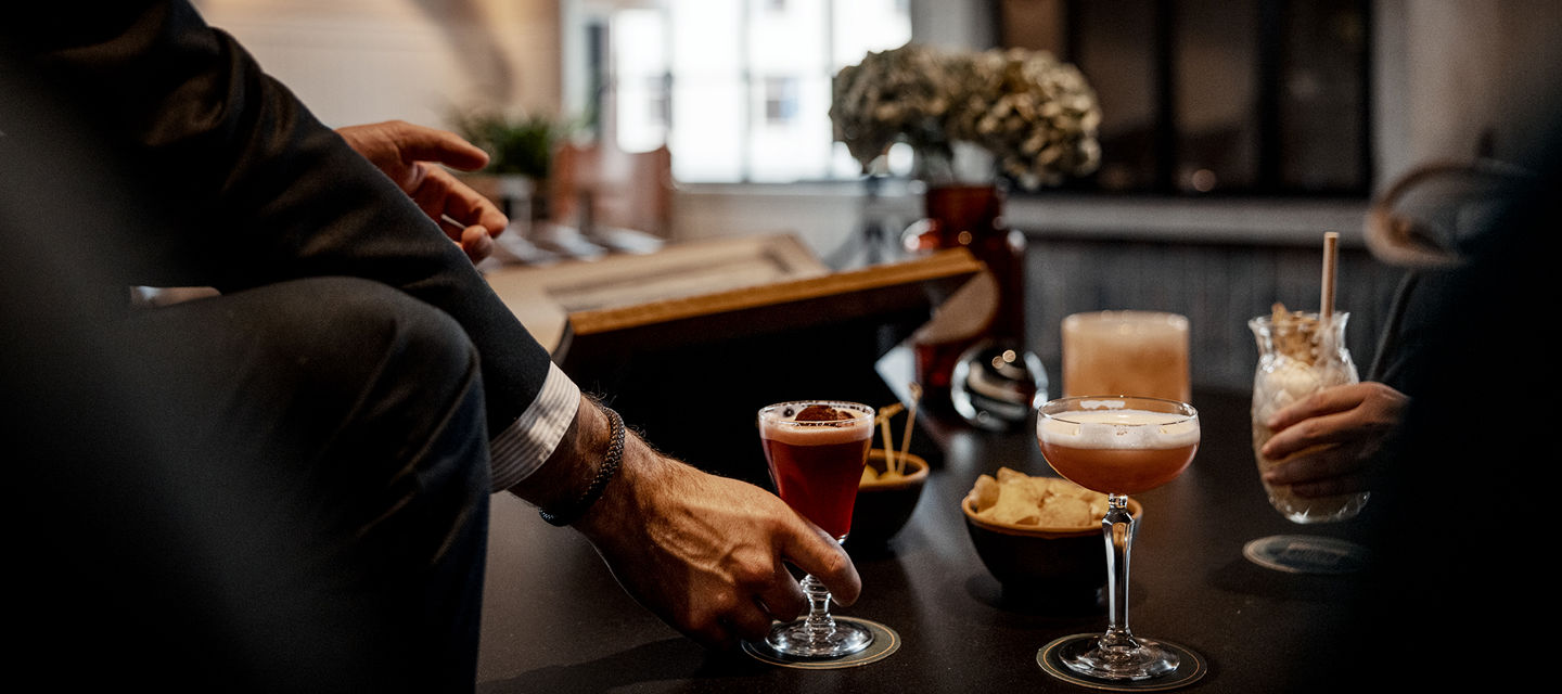 Olika drinkar på ett bord i baren