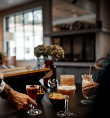 Olika drinkar på ett bord i baren