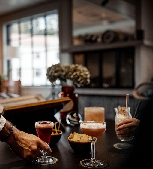 Olika drinkar på ett bord i baren