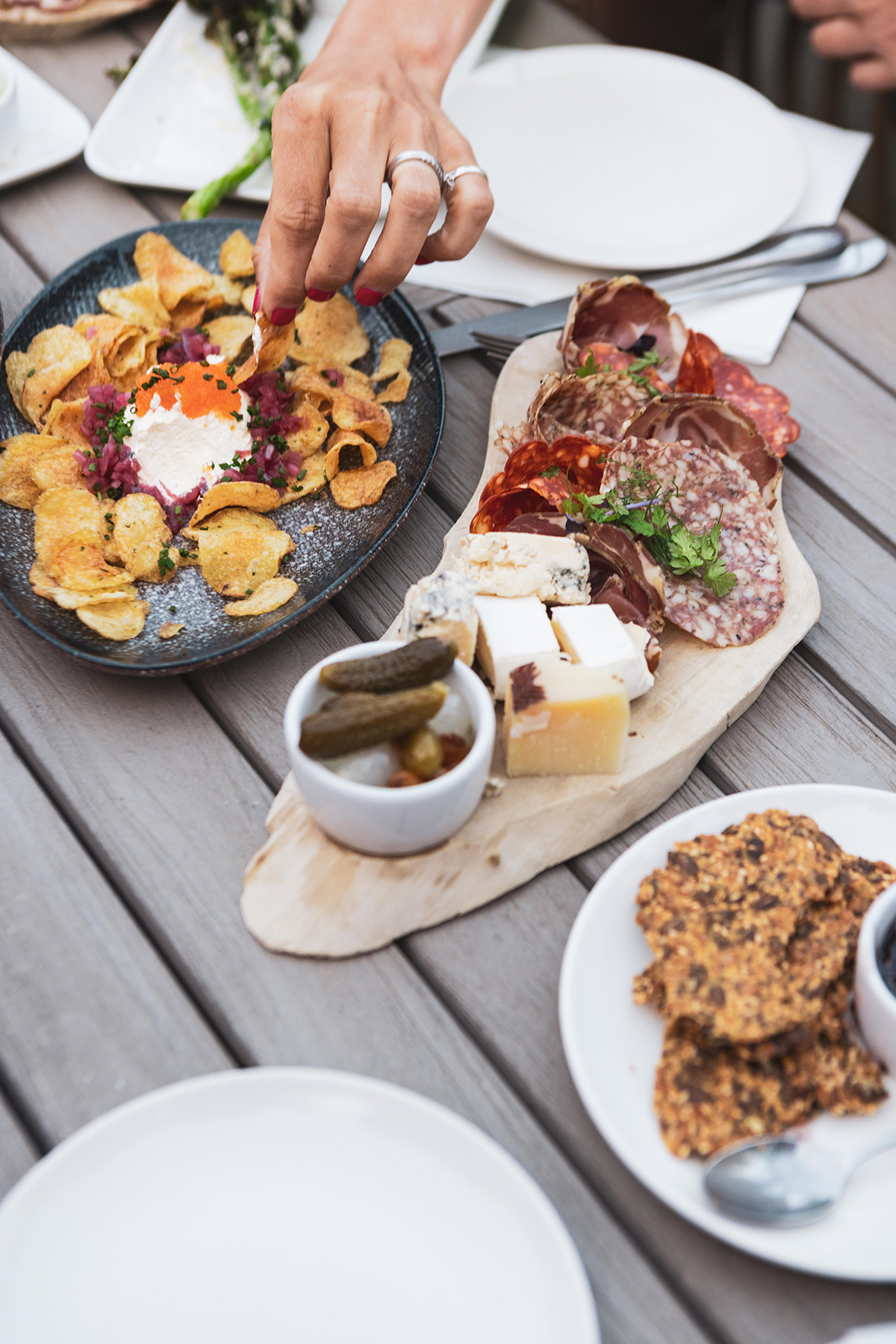 Chark, ost och chips på ett bord