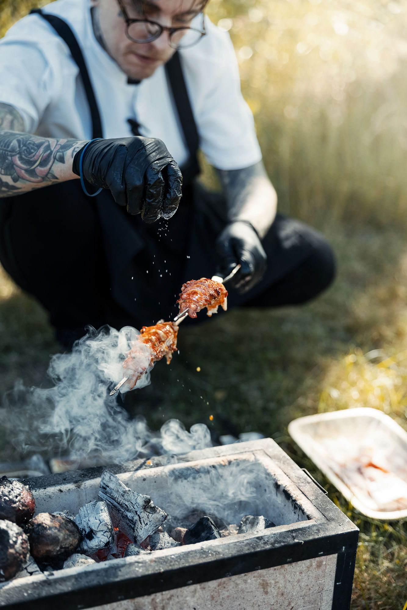 Person grillar utomhus