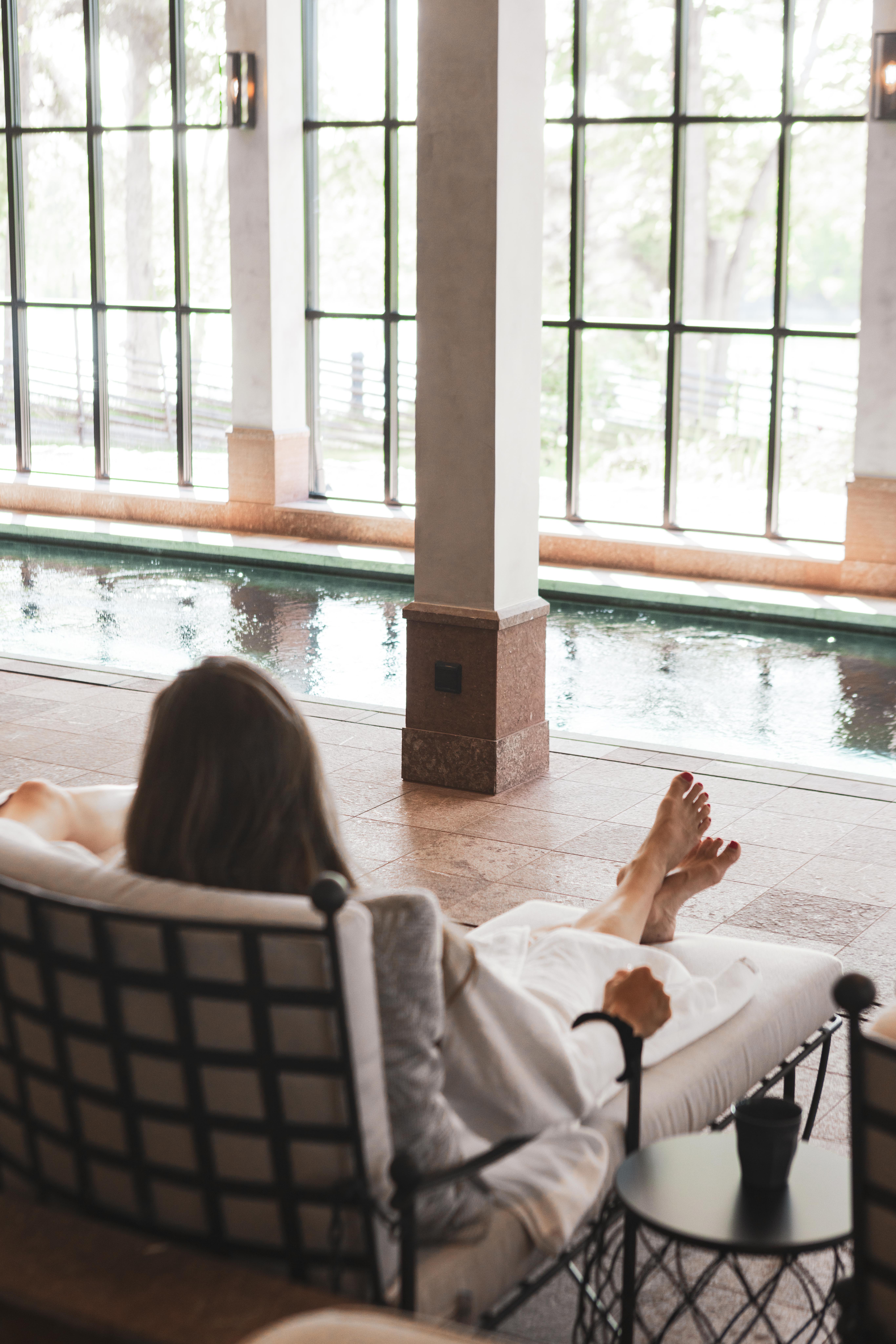 Personer njuter framför inomhuspoolen