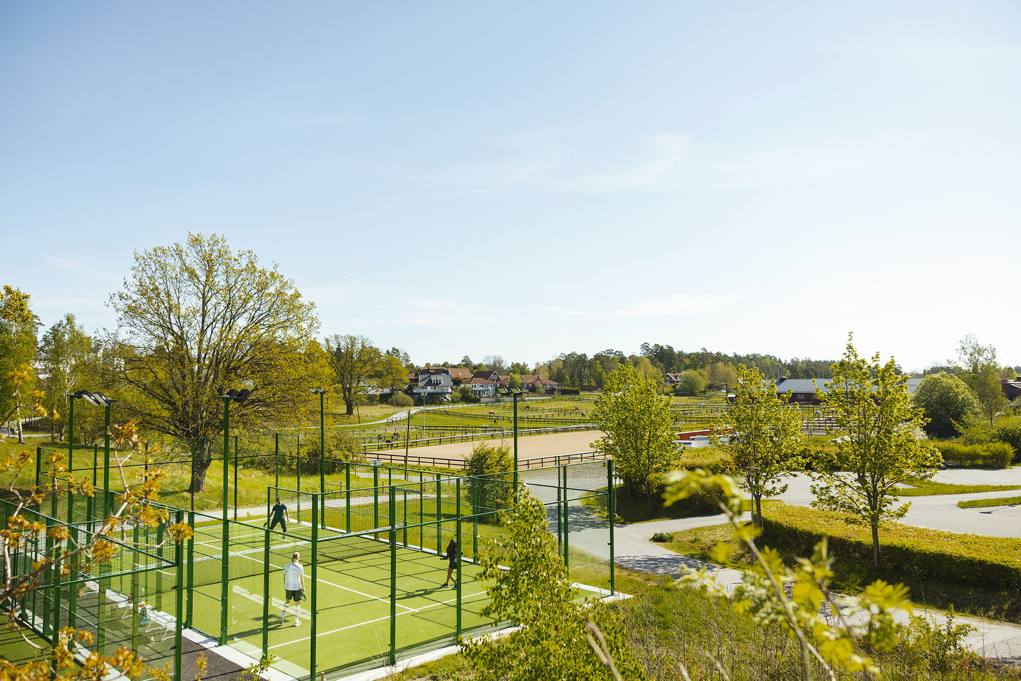 Padelbanor i grönskande omgivningar