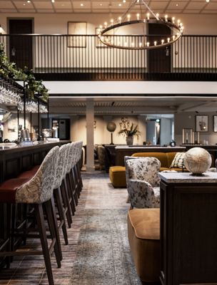 Hotellets bar har barstolar i vackert mönstrat tyg och sköna soffor