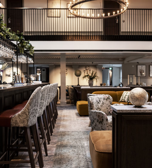 Hotellets bar har barstolar i vackert mönstrat tyg och sköna soffor