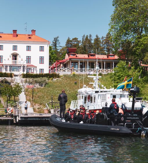 Ribbåt ankommer med gäster till hotellets brygga