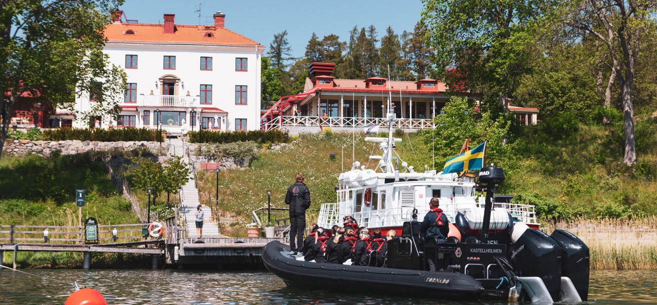 Ribbåt ankommer med gäster till hotellets brygga