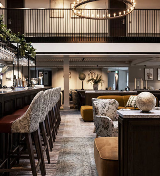 I bloms bar finns det sköna barstolar i vackert mönstrat tyg