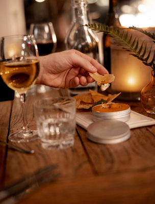 Förrätt med löjrom och vin