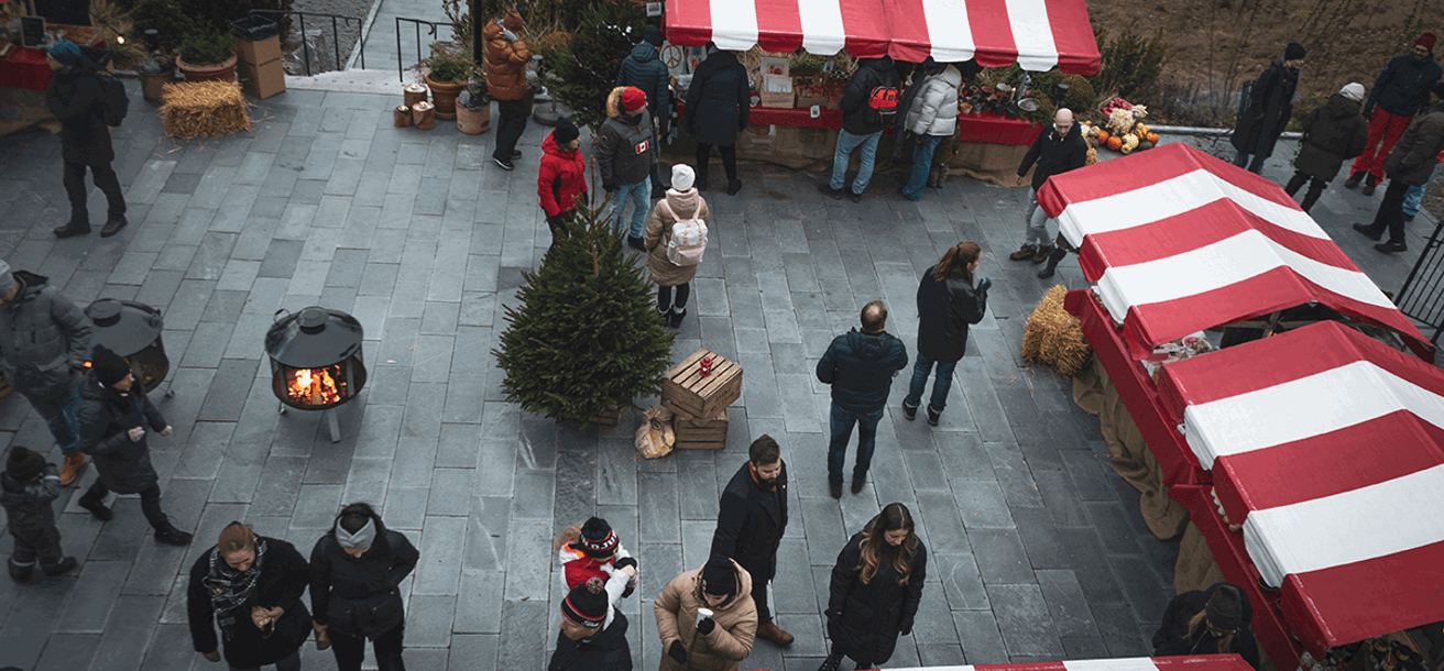 Klassisk julmarknad med flera stånd som säljer hantverksprodukter och julprodukter