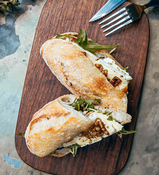 Matig macka på en skärbräda