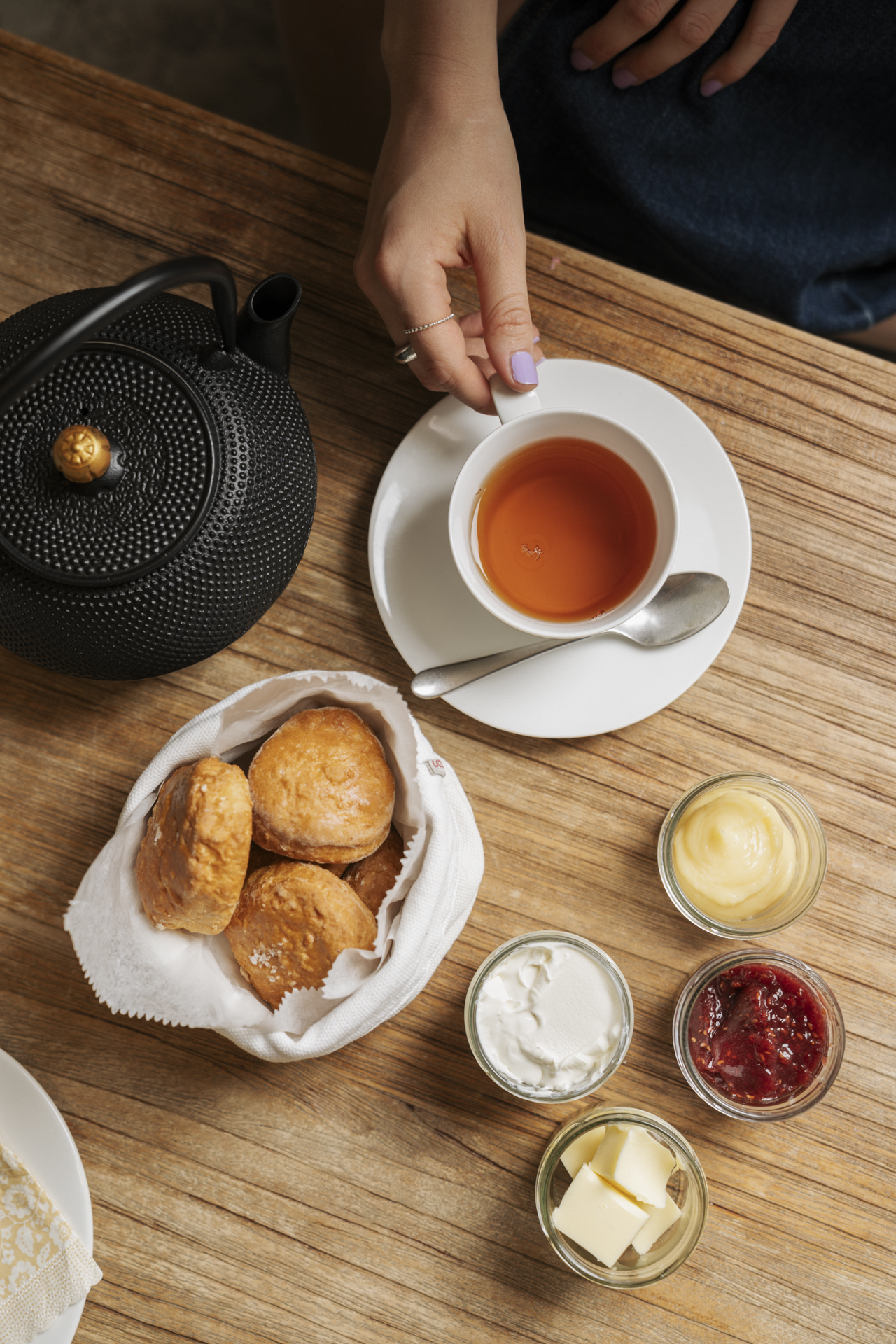 Te, scones, sylt och curd - perfekt för ett klassiskt afternoon tea i skärgården