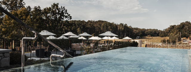 Pool i skärgården med soligt väder