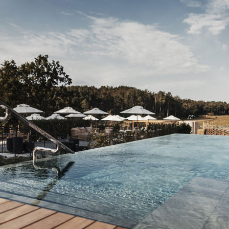 Pool i skärgården med soligt väder