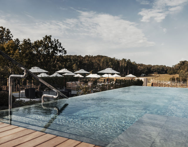 Pool i skärgården med soligt väder
