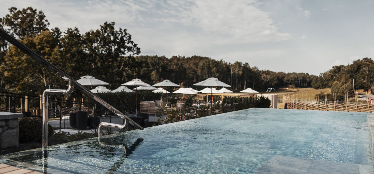 Pool i skärgården med soligt väder