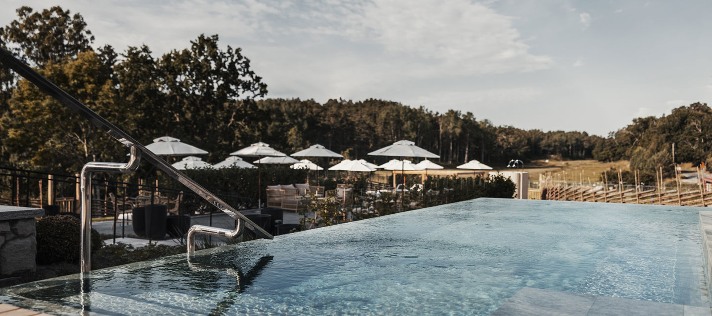 Pool i skärgården med soligt väder