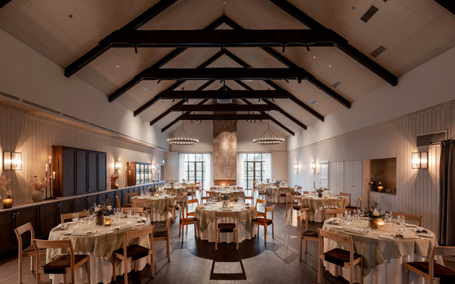 Rymlig festvåning dukad med små runda bord